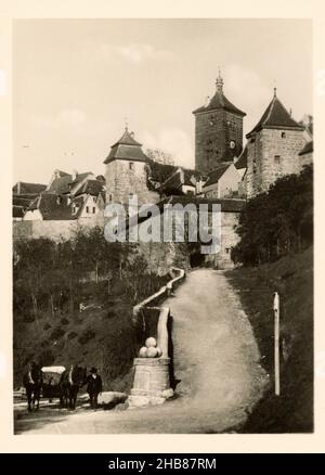 Vue de la porte de Kobolzeller à Rothenburg ob der Tauber, Rothenburg ob der Tauber Kobolzeller Tor (außen) porte de Kobolzeller externe (titre sur objet), anonyme, Rothenburg ob der Tauber, c.1940 - c.1960, support photographique, impression en gélatine argentée, hauteur 92 mm × largeur 70 mm Banque D'Images