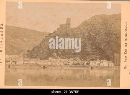 Vue sur les ruines du château de Katz et de Sankt Goarshausen, Ruine Katz und St.Goarshausen (titre sur objet), Die Rheinlande (titre de série sur objet), Sophus Williams (attribué à l'atelier de), Sankt Goarshausen, 1878, support photographique, carton,imprimé albumine, hauteur 103 mm × largeur 143 mm Banque D'Images