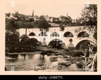 Vue sur le Tauberbrücke à Rothenburg ob der Tauber, Rothenburg ob der Tauber Doppelbrücke - Pont double (titre sur objet), anonyme, Rothenburg ob der Tauber, c.1940 - c.1960, support photographique, impression en gélatine argentée, hauteur 69 mm × largeur 92 mm Banque D'Images