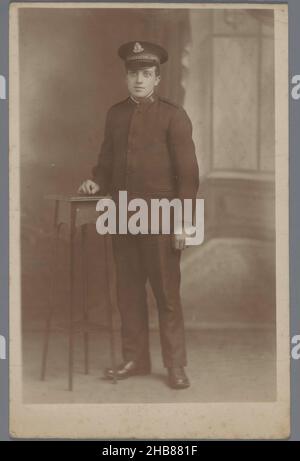 Portrait d'un jeune homme inconnu dans un uniforme de l'Armée du Salut, Alfred Seaman (mentionné sur l'objet), Sheffield, c.1907 - c.1920, support photographique, impression en gélatine argentée, hauteur 136 mm × largeur 86 mm Banque D'Images