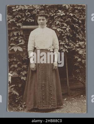 Portrait d'une femme inconnue (vraisemblablement) dans un jardin, anonyme, c.1895 - c.1915, carton, imprimé gélatine-argent, hauteur 105 mm × largeur 76 mm Banque D'Images