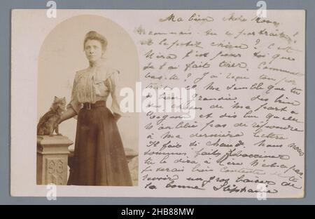 Portrait d'une femme inconnue avec un chien, anonyme, c.Jan-1904 - avant le 17 avril-1904, support photographique, hauteur 81 mm × largeur 48 mm Banque D'Images