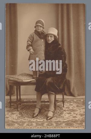 Studio portrait d'une femme inconnue avec (vraisemblablement) sa fille, anonyme, dans ou après 1907 - c.1920, support photographique, impression en gélatine argentée, hauteur 139 mm × largeur 87 mm Banque D'Images