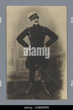 Portrait (vraisemblablement) d'une femme inconnue en uniforme, anonyme, c.Jan-1918 - avant le 4-Jul-1918, support photographique, impression en gélatine argentée, hauteur 138 mm × largeur 88 mm Banque D'Images