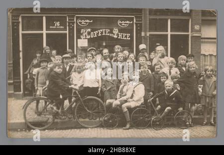 Portrait de groupe d'enfants devant une épicerie, anonyme, pays-Bas, c.1915 - c.1930, support photographique, impression en gélatine argentée, hauteur 88 mm × largeur 138 mm Banque D'Images
