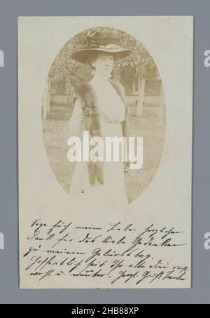 Portrait d'une femme inconnue portant une stole de renard, anonyme, c.Jan-1910 - avant le 21-Nov-1910, support photographique, impression en gélatine argentée, hauteur 95 mm × largeur 63 mm Banque D'Images