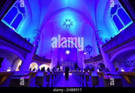 Erfurt, Allemagne.15th décembre 2021.L'intérieur de l'église Saint-Thomas est illuminé de couleurs pour une lecture.Selon la réglementation actuelle du Corona de Thuringe, les personnes vaccinées, convalescentes et ayant subi des tests négatifs sont admises dans les services de l'église.Une nouvelle réglementation Corona par le gouvernement de l'État est attendue peu avant Noël.Depuis de nombreux mois, les églises travaillent sur des concepts d'hygiène pour les services de l'église, y compris les règlements à distance.Credit: Martin Schutt/dpa-Zentralbild/dpa/Alay Live News Banque D'Images