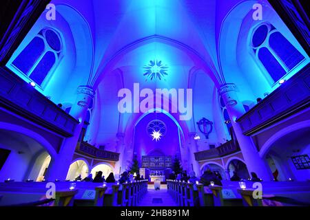 Erfurt, Allemagne.15th décembre 2021.L'intérieur de l'église Saint-Thomas est illuminé de couleurs pour une lecture.Selon la réglementation actuelle du Corona de Thuringe, les personnes vaccinées, convalescentes et ayant subi des tests négatifs sont admises dans les services de l'église.Une nouvelle réglementation Corona par le gouvernement de l'État est attendue peu avant Noël.Depuis de nombreux mois, les églises travaillent sur des concepts d'hygiène pour les services de l'église, y compris les règlements à distance.Credit: Martin Schutt/dpa-Zentralbild/dpa/Alay Live News Banque D'Images