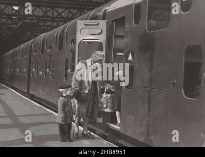 Femme et deux enfants à bord d'un train à impériale à la gare de Charing Cross à Londres, R. Palmer (mentionné sur l'objet), Charing Cross, 1-Nov-1949, support photographique, impression argentée de gélatine,hauteur 152 mm × largeur 206 mm Banque D'Images