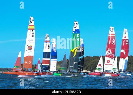 Port de Sydney, Sydney, Australie.17th décembre 2021.SailGP; les équipes de Sailgp traversent la ligne de départ, le premier jour, la course 2 du Sailgp crédit: Action plus Sports/Alamy Live News Banque D'Images