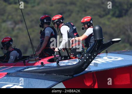 Port de Sydney, Sydney, Australie.17th décembre 2021.SailGP; Nicolai Sehested, de l'équipe du Danemark, à la tête du yacht crédit: Action plus Sports/Alamy Live News Banque D'Images