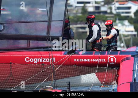 Port de Sydney, Sydney, Australie.17th décembre 2021.SailGP; Nicolai Sehested, de l'équipe du Danemark, à la tête du yacht crédit: Action plus Sports/Alamy Live News Banque D'Images