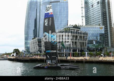 Port de Sydney, Sydney, Australie.17th décembre 2021.SailGP; Yacht de course de Nouvelle-Zélande amarré à Waterman's Cove, Barangaroo, Sydney crédit: Action plus Sports/Alay Live News Banque D'Images