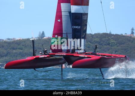 Port de Sydney, Sydney, Australie.17th décembre 2021.SailGP; équipe Grande-Bretagne broquée par Ben Ainslie, course vers un marqueur crédit: Action plus Sports/Alay Live News Banque D'Images