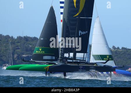 Port de Sydney, Sydney, Australie.17th décembre 2021.SailGP; team Australia, skipped par Tom Slingsby, course pendant la première journée crédit: Action plus Sports/Alay Live News Banque D'Images