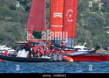 Port de Sydney, Sydney, Australie.17th décembre 2021.SailGP; équipe Espagne débriefing entre les courses pendant le premier jour de course crédit: Action plus Sports/Alay Live News Banque D'Images