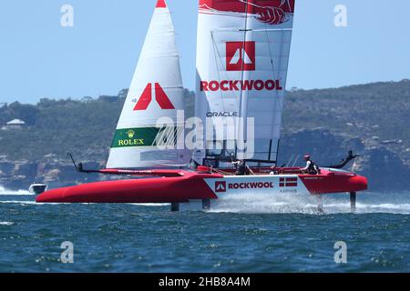 Port de Sydney, Sydney, Australie.17th décembre 2021.SailGP; équipe Danemark, broché par Nicolai Sehested, courses à travers le port crédit: Action plus Sports/Alamy Live News Banque D'Images