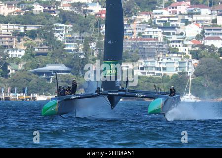 Port de Sydney, Sydney, Australie.17th décembre 2021.SailGP; l'équipage de l'équipe Australie équilibre le yacht pendant le premier jour de la course crédit: Action plus Sports/Alamy Live News Banque D'Images