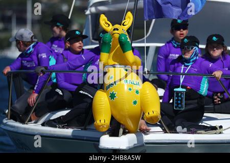 Port de Sydney, Sydney, Australie.17th décembre 2021.SailGP; les enfants de Sailgp montrent leur soutien à l'équipe d'Australie pendant le premier jour de course crédit: Action plus Sports/Alamy Live News Banque D'Images