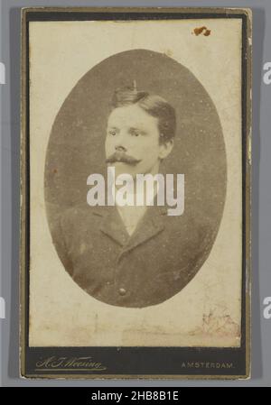 Portrait d'un inconnu avec moustache, Hermanus Jodocus Weesing (mentionné sur l'objet), Amsterdam, 1880 - 1900, papier, carton,imprimé albumine, hauteur 103 mm × largeur 64 mm Banque D'Images