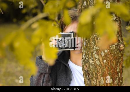 Chernihiv, Ukraine - 26 juillet 2019 : une fille prend des photos avec un ancien appareil photo Banque D'Images