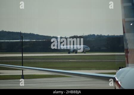 AÉROPORT INTERNATIONAL D'AUSTIN-BERGSTROM, AUSTIN, TEXAS, États-Unis - Alaska Airlines Jet descend sur la piste le 12 décembre 2021. Banque D'Images