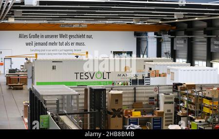 18 novembre 2021, Saxe-Anhalt, Wittenberg: Un conteneur 40foot destiné à être un système de stockage de batteries 4MWh pour une ferme solaire se trouve dans le hall de l'entreprise.Tesvolt développe et construit des batteries de stockage pour le commerce et l'industrie.Les systèmes de stockage d'énergie au lithium à base d'oxyde de nickel-manganèse-cobalt peuvent être combinés avec toutes les sources d'énergie renouvelables, y compris une centrale thermique et électrique combinée ou une pile à combustible.Selon ses propres informations, l'entreprise a déjà mis en œuvre plus de 2 200 projets de stockage dans le monde entier.Photo: Jan Woitas/dpa-Zentralbild/dpa Banque D'Images