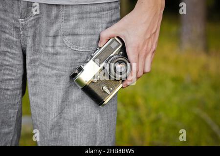 Chernihiv, Ukraine - 26 juillet 2019 : un gars tient un vieux appareil photo dans sa main Banque D'Images