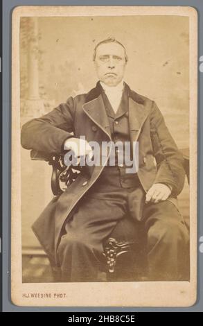 Portrait d'un homme inconnu, Hermanus Jodocus Weesing (mentionné sur l'objet), Amsterdam, 1868 - 1900, carton, papier,imprimé albumine, hauteur 101 mm × largeur 62 mm Banque D'Images