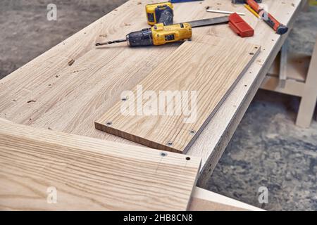 Les panneaux MDF plaqués avec placage en frêne et raccords vissés sont posés sur un établi dans l'atelier Banque D'Images