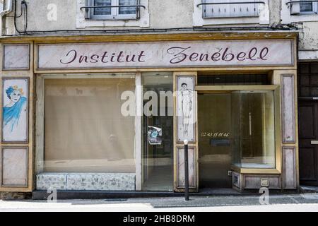 Saint-Calais (nord-ouest de la France) : commerces fermés dans le centre-ville.La désertification et la fermeture des magasins d'angle dans les petites villes Banque D'Images