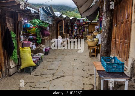 MASULEH, IRAN - 7 AVRIL 2018 : allée dans le village traditionnel de Masuleh, dans la province de Gilan, en Iran Banque D'Images