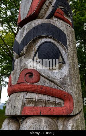 Totem en parc Nordnes, Bergen, Norvège. Un cadeau de ville soeur Seattle en 1970 pour les 900 ans de Bergen. Banque D'Images