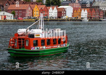 Le petit port ferry Beffen traversant le port de Bergen, Norvège. La voile vers Bryggen, l'UNESCO patrimoine mondial dans le port. Ar hanséatique Banque D'Images