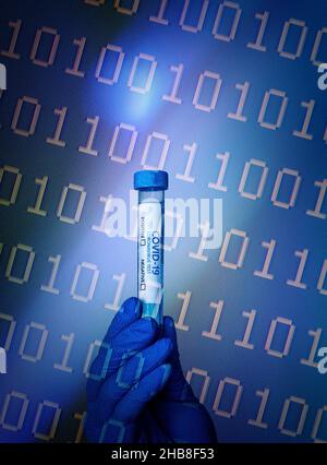 Main gantée tenant un tube à essai Covid-19 et un code binaire Banque D'Images