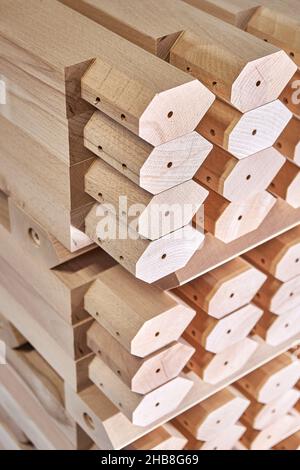 Immense pile de tables simples pieds en bois de hêtre massif supports en atelier de menuiserie contemporain très proche Banque D'Images