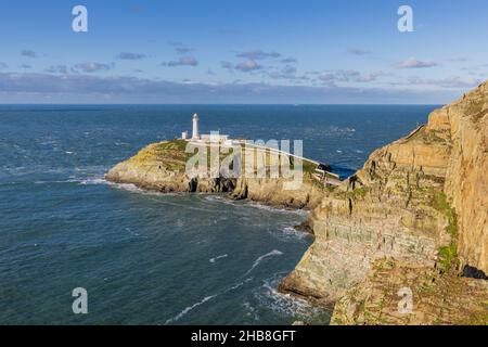 Le phare de South Stack près de Holyhead sur la côte de l'île Sainte, île d'Anglesey, au nord du pays de Galles Banque D'Images