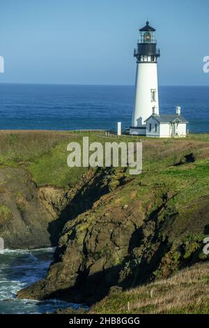 Yaquina Head Lighthouse historique et promontoire rocheux, Yaquina Head zone naturelle exceptionnelle, Newport, Oregon USA Banque D'Images