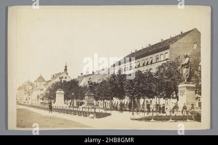 Promenadeplatz à Munich, Munich, Promenadeplatz (titre sur objet), anonyme, éditeur: Georg Böttger (mentionné sur objet), München, 1855 - 1885, papier, carton,imprimé albumine, hauteur 65 mm × largeur 106 mm Banque D'Images