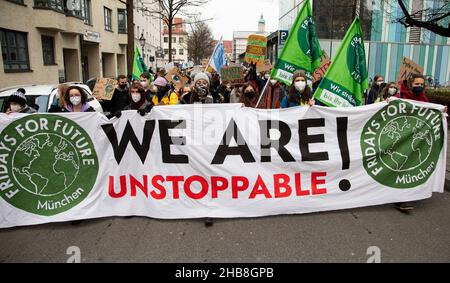 Munich, Allemagne.17th décembre 2021.265 personnes se sont jointes à une manifestation à Munich, en Allemagne, pour célébrer le troisième anniversaire du vendredi pour le futur Munich le 17 décembre 2021.Ils protestent également en faveur de l'accord de Paris, de l'objectif à 1,5 degrés et de la justice climatique.(Photo par Alexander Pohl/Sipa USA) crédit: SIPA USA/Alay Live News Banque D'Images