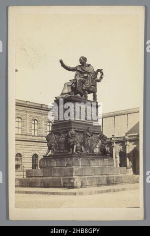 Statue de Maximilian I Joseph Roi de Bavière sur la Max-Joseph Platz à Munich, Munich, image Roi Ludwig I (titre sur objet), anonyme, Christian Daniel Rauch, München, 1855 - 1885,papier, carton, imprimé albumine, hauteur 104 mm × largeur 65 mm Banque D'Images