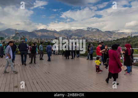 TÉHÉRAN, IRAN - 14 AVRIL 2018 : vue de la chaîne de montagnes d'Alborz depuis le pont piétonnier de Tamiat à Téhéran, Iran Banque D'Images