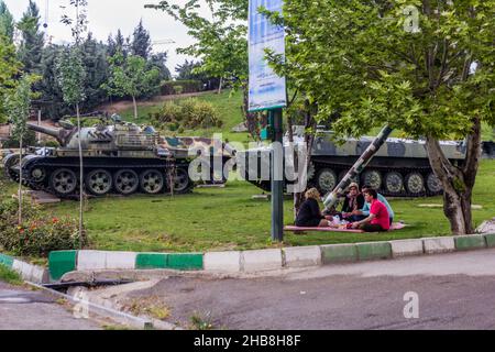 TÉHÉRAN, IRAN - 14 AVRIL 2018 : les gens de la région pique-nique parmi les expositions du Musée de la Défense Sainte à Téhéran, Iran Banque D'Images