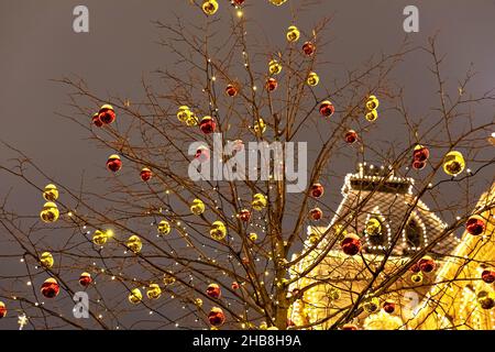 Décorations de Noël dans les rues de la ville.Boules de Noël sur les arbres.Fond de Noël, carte de vœux. Banque D'Images