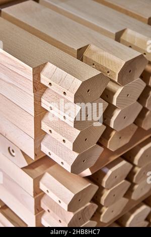 Immense pile de tables simples pieds en bois de hêtre massif supports en atelier de menuiserie contemporain très proche Banque D'Images