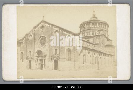 Chiesa di Santa Maria delle Grazie, Milan, Sta.Maria de Grazie (titre sur l'objet), Spagliardi & Silo (mentionné sur l'objet), Milaan, 1869 - 1888, carton, papier,imprimé albumine, hauteur 62 mm × largeur 105 mm Banque D'Images