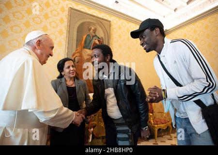 Vatican.17th décembre 2021.Italie, Rome, Vatican, 2021/12/17.Le Pape François rencontre un groupe de réfugiés accueillis par la Communauté de Sant'Egidio au Vatican.Photographie par les médias du Vatican/presse catholique photo .LIMITÉ À UNE UTILISATION ÉDITORIALE - PAS DE MARKETING - PAS DE CAMPAGNES PUBLICITAIRES.Crédit : Agence photo indépendante/Alamy Live News Banque D'Images