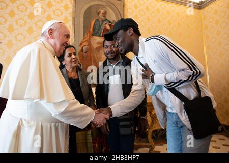 Vatican.17th décembre 2021.Italie, Rome, Vatican, 2021/12/17.Le Pape François rencontre un groupe de réfugiés accueillis par la Communauté de Sant'Egidio au Vatican.Photographie par les médias du Vatican/presse catholique photo .LIMITÉ À UNE UTILISATION ÉDITORIALE - PAS DE MARKETING - PAS DE CAMPAGNES PUBLICITAIRES.Crédit : Agence photo indépendante/Alamy Live News Banque D'Images