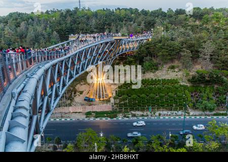 TÉHÉRAN, IRAN - 14 AVRIL 2018 : vue en soirée du pont piétonnier de Tamiat à Téhéran, Iran Banque D'Images