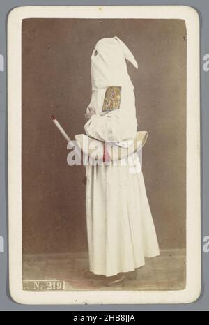 Portrait d'une personne inconnue vêtue d'un manteau blanc à capuchon, Giorgio Conrad (mentionné sur l'objet), Naples, 1860 - 1880, papier, carton,imprimé albumine, hauteur 103 mm × largeur 66 mm Banque D'Images